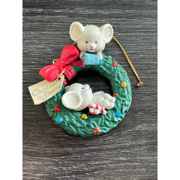VTG 1992 Lustre Fame LTD Mouse Mice Christmas Is Sharing Ornament Wreath Bow - Picture 1 of 13